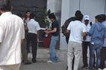Shahrukh Khan snapped at dmestic airport on 16th Oct 2011 (8).JPG